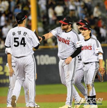 Hanwha won by 18 points, but LG won by 32 points. Yeoyoung-chan made a crisis, but won the game with baseball to protect