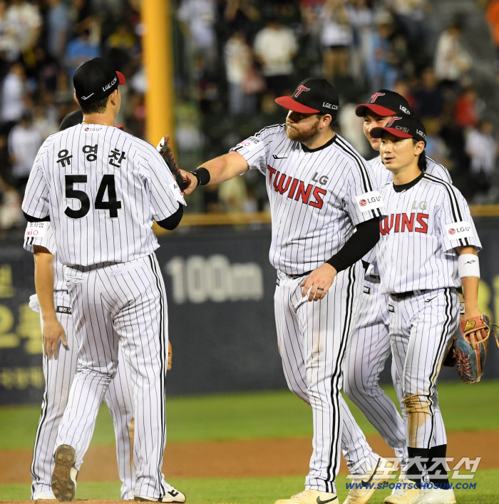 Hanwha won by 18 points, but LG won by 32 points. Yeoyoung-chan made a crisis, but won the game with baseball to protect