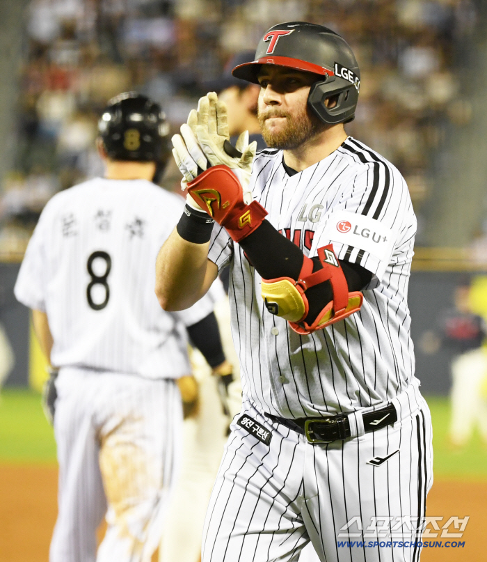 Hanwha won by 18 points, but LG won by 32 points. Yeoyoung-chan made a crisis, but won the game with baseball to protect