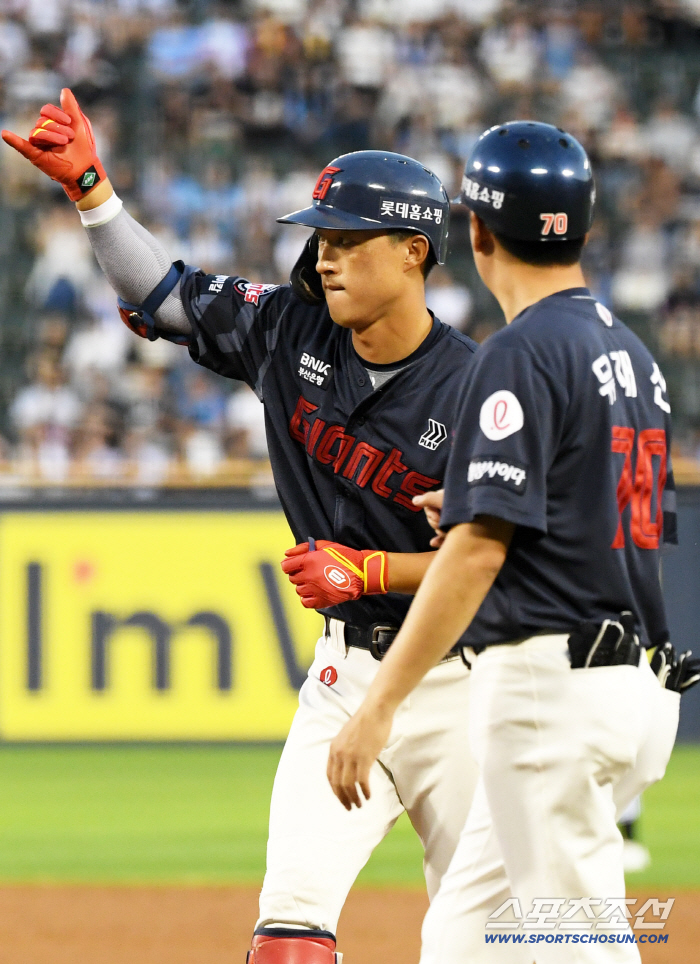 He ordered the 2nd leg of the 5 billion FA who swung and missed for 3 consecutive times at the opportunity to tie the game in the 9th inning. a promising call-up in a master's all-out war.Will it be my turn. Lotte is at war