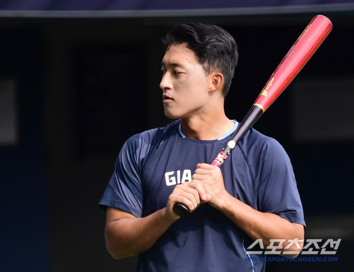 He ordered the 2nd leg of the 5 billion FA who swung and missed for 3 consecutive times at the opportunity to tie the game in the 9th inning. a promising call-up in a master's all-out war.Will it be my turn. Lotte is at war