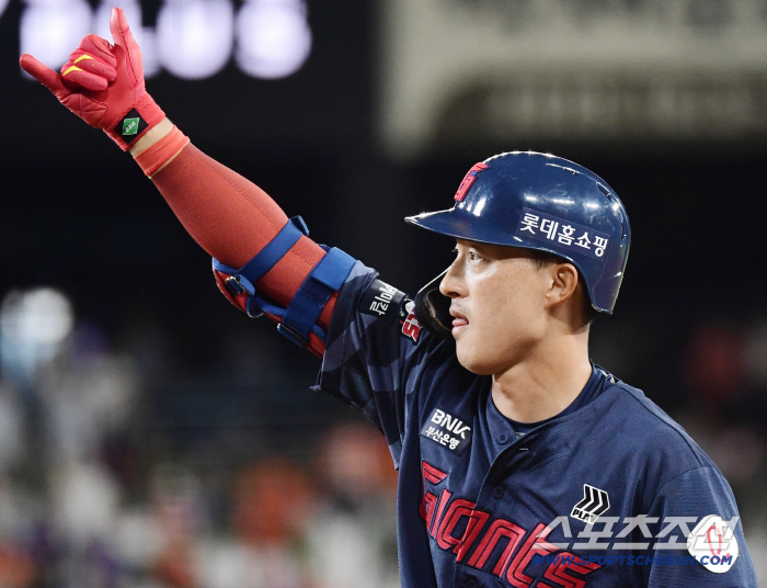 He ordered the 2nd leg of the 5 billion FA who swung and missed for 3 consecutive times at the opportunity to tie the game in the 9th inning. a promising call-up in a master's all-out war.Will it be my turn. Lotte is at war