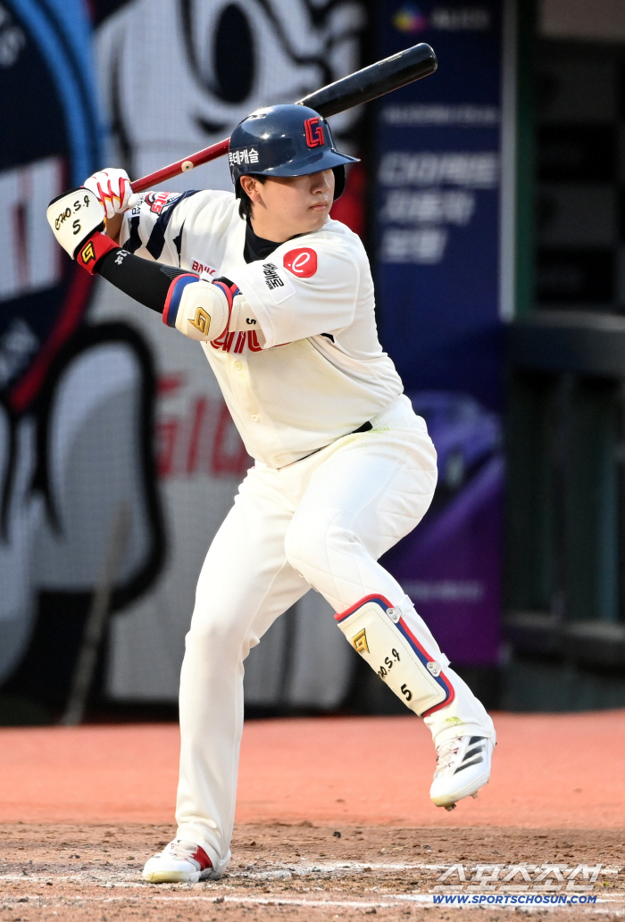 He ordered the 2nd leg of the 5 billion FA who swung and missed for 3 consecutive times at the opportunity to tie the game in the 9th inning. a promising call-up in a master's all-out war.Will it be my turn. Lotte is at war