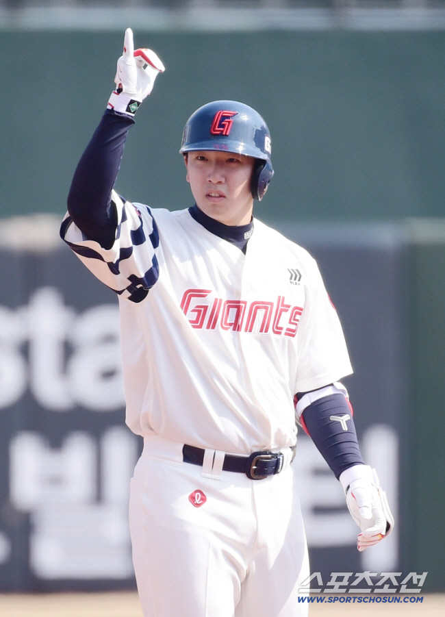 He ordered the 2nd leg of the 5 billion FA who swung and missed for 3 consecutive times at the opportunity to tie the game in the 9th inning. a promising call-up in a master's all-out war.Will it be my turn. Lotte is at war