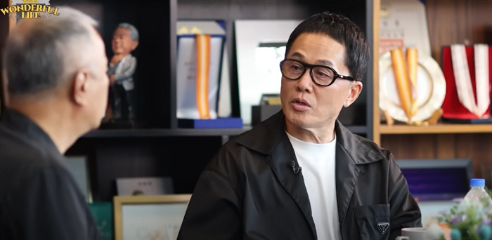 I want to erase the identity of the fire engine in the garden...SM Lee Soo-man's professional respect after Itherin failed. 