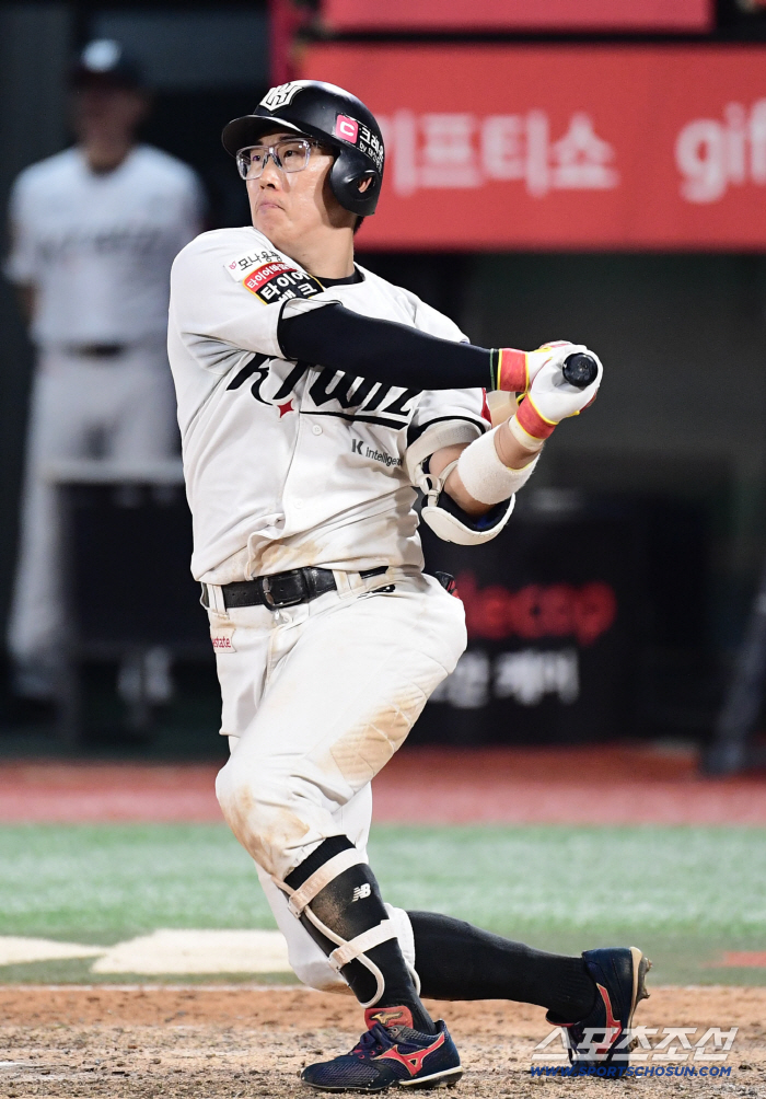 It brought down the third-place team to sixth place. It was overturned by five points, but due to a finishing error, it tied for fourth place jump  the most spectators. Coach Lee Kang-chul showed his concentration that didn't give up until the end