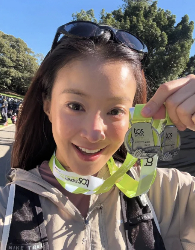 Lee Si-young, 8 months pregnant, shocking marathon completion video...Hold hands with the D line. 