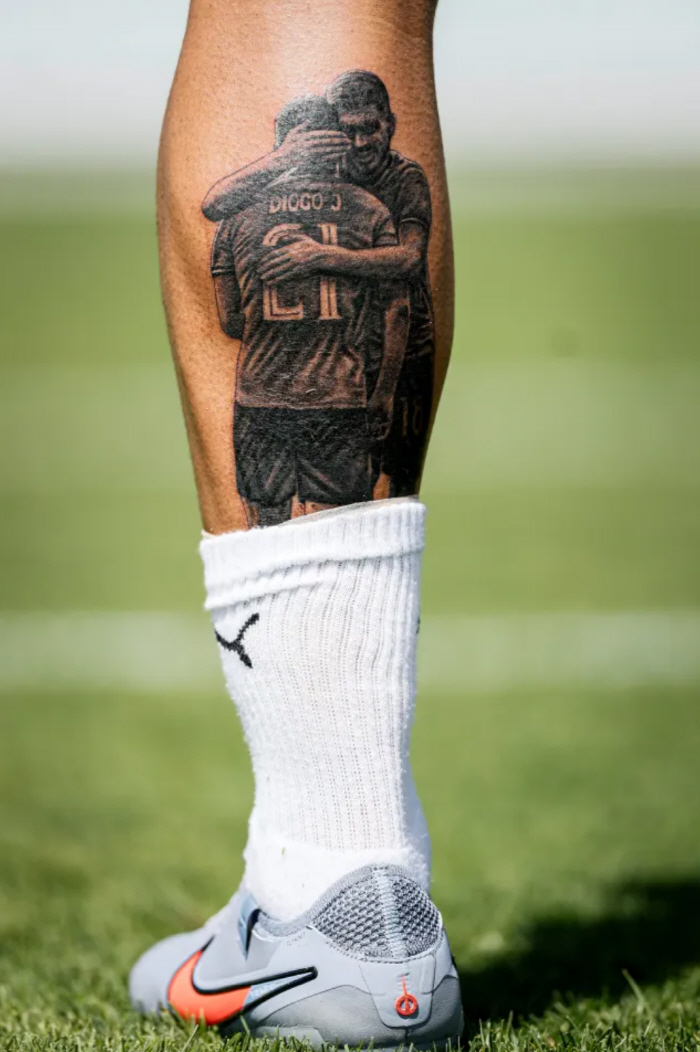 My friend, from today, we're playing together. Tearful Neves friendship, we're forever playing together with Jota, who died in a tragic accident, on his calf