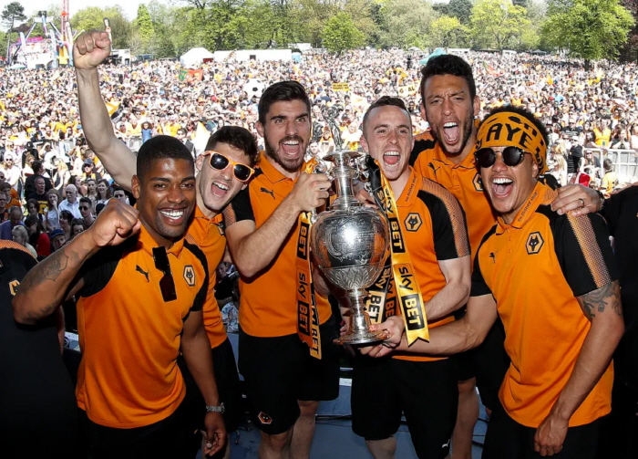 My friend, from today, we're playing together. Tearful Neves friendship, we're forever playing together with Jota, who died in a tragic accident, on his calf