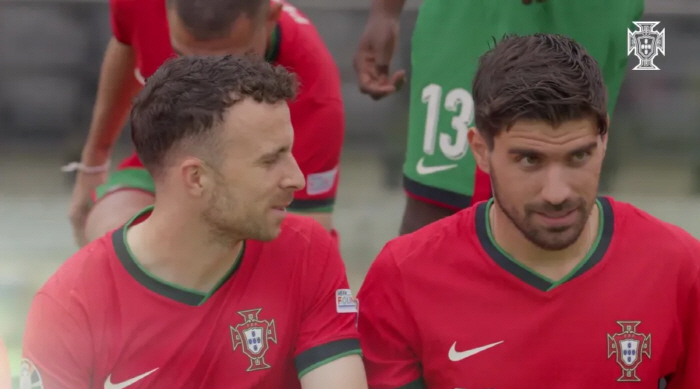 My friend, from today, we're playing together. Tearful Neves friendship, we're forever playing together with Jota, who died in a tragic accident, on his calf