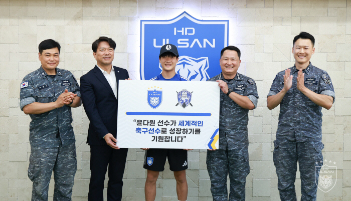 Navy's 10-year-old Navy ship Hong Beom-do received scholarships to Ulsan's youth squad...a world-renowned athlete's origins