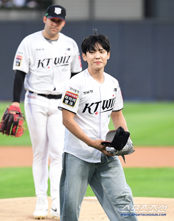  Actor Kang Hyung-seok threw the first pitch in a baseball uniform