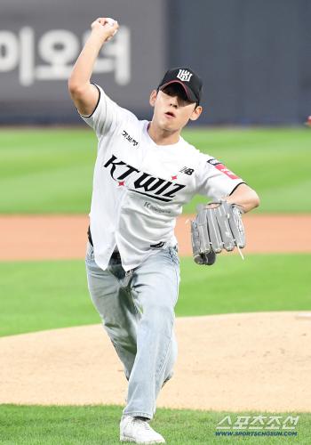  Actor Kang Hyung-seok wearing a baseball uniform and powerful first pitch