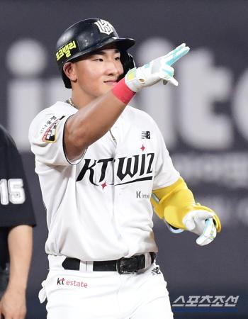  Ahn Hyunmin's RBI double runs away again
