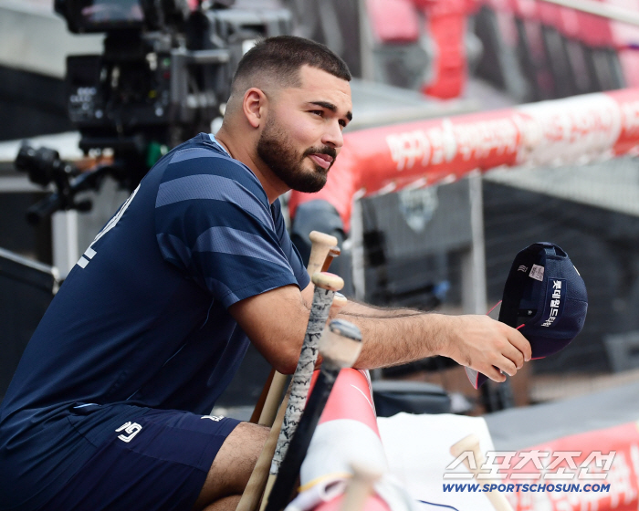  Gamboa watching her colleagues train