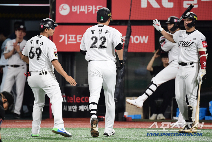  Jang Sungwoo's solo shot celebrated by his colleagues