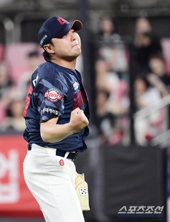  Jung Cheol-won is on the verge of losing a point and clenching his fist