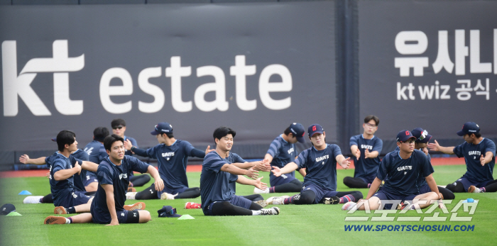  Lotte players training to catch KT to go to fall baseball