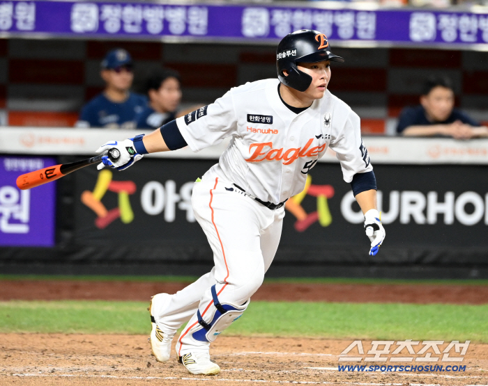  Moon Hyunbin hits after good defense