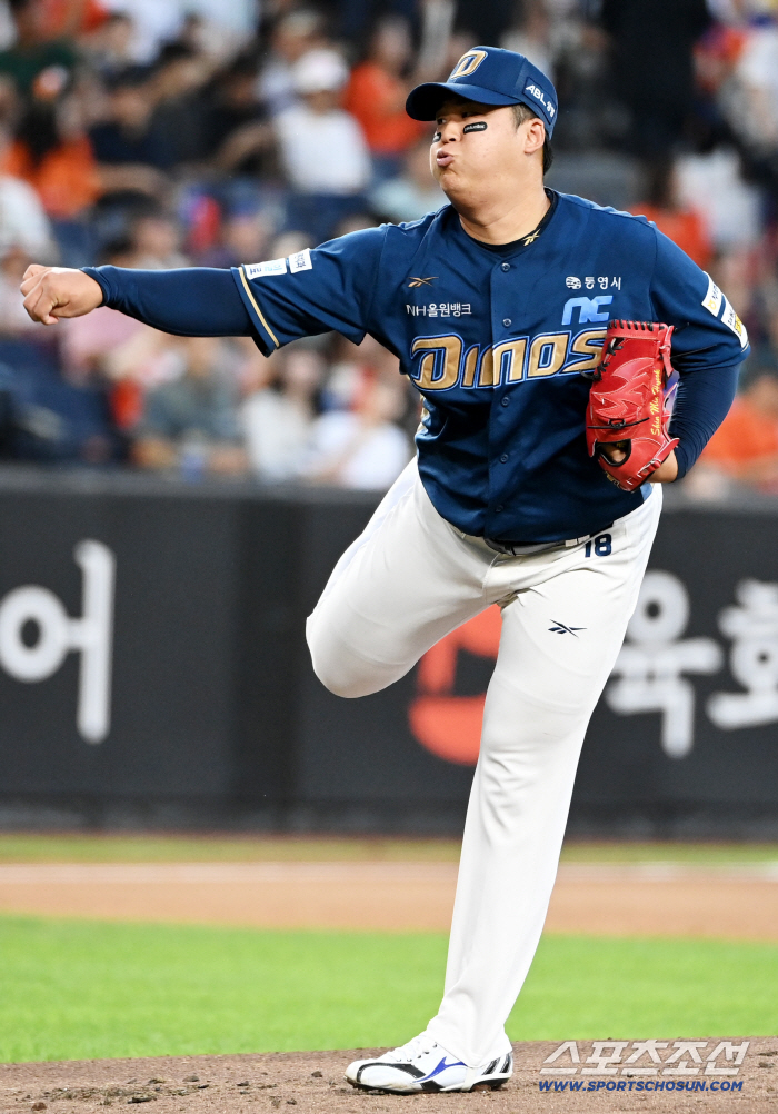  NC's starting pitcher Shin Minhyuk's hard throw