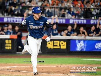  Park Gun-woo, who clenched his fist, exploded into a pinch-hit tie
