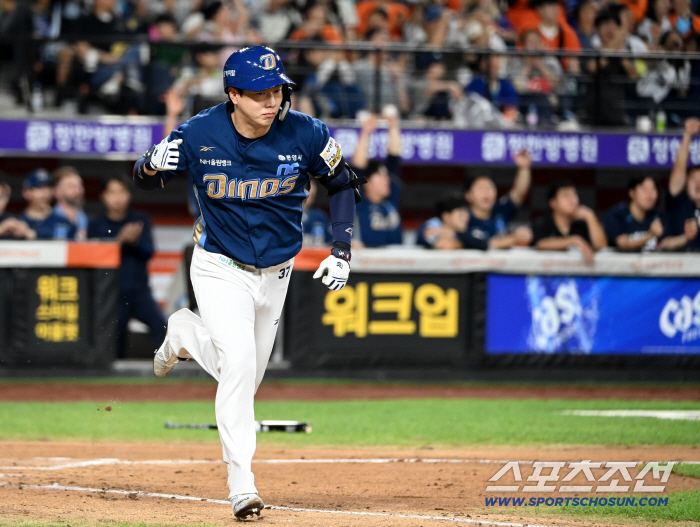  Park Gun-woo, who clenched his fist, exploded into a pinch-hit tie