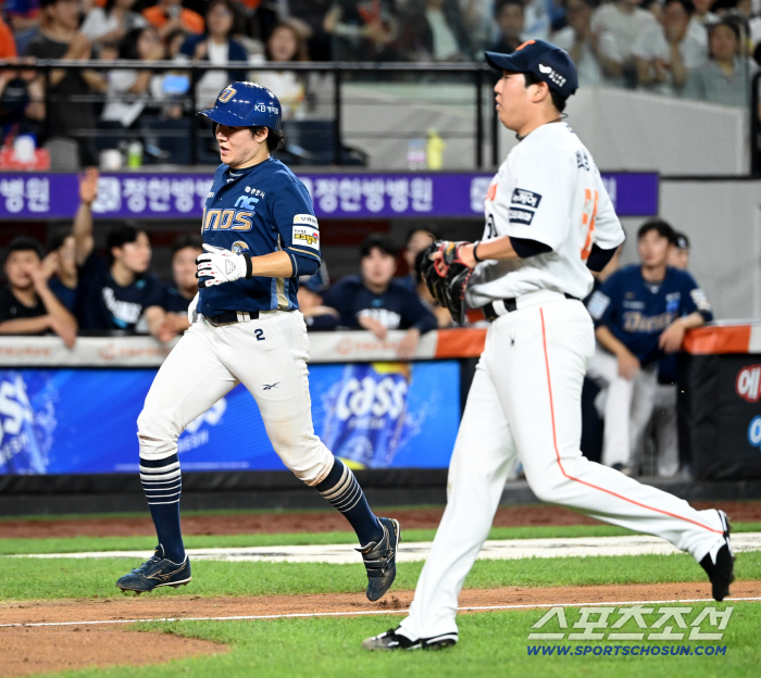  Park Min-woo scored on Park Sang-won's wild pitch