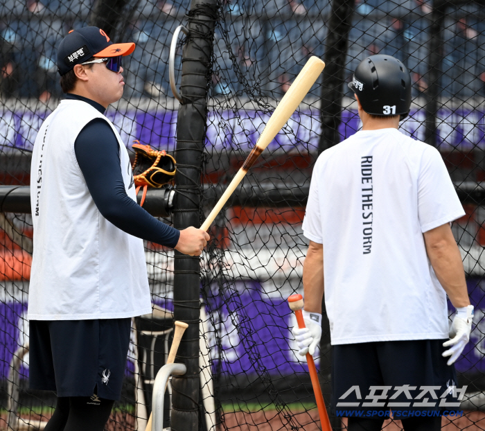  Ryu Hyun-jin talks with Son Ah-seop with bat