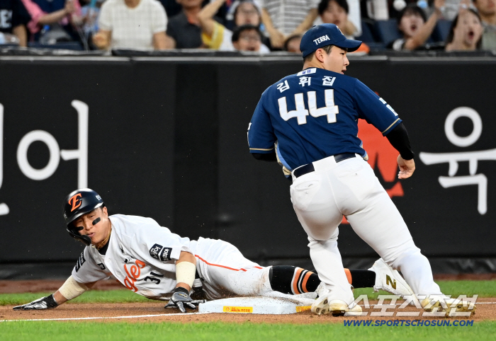  Son Ah-seop Tagged Out to Third Base on Genius Hwan Laser Throw!