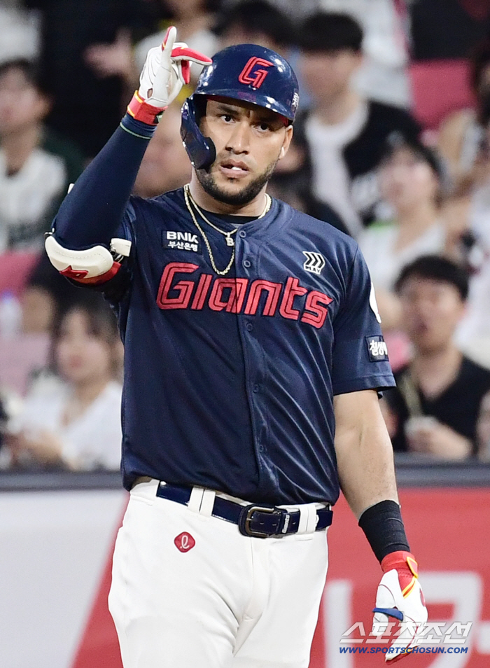  A timely two-run hit to chase Reyes closely