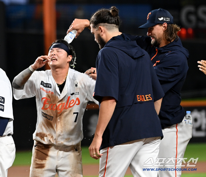  Weiss gives water to Lee Do-yoon