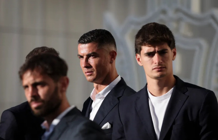 Ronaldo missed the funeral, this time, best friend Neves reveals Jota hugging touching tattoos...No. 21 of the tears hanging on the outside wall of the Portuguese training ground