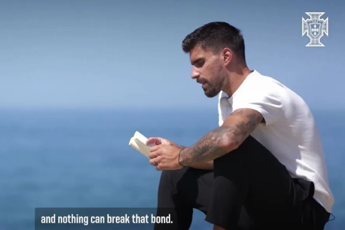 Ronaldo missed the funeral, this time, best friend Neves reveals Jota hugging touching tattoos...No. 21 of the tears hanging on the outside wall of the Portuguese training ground