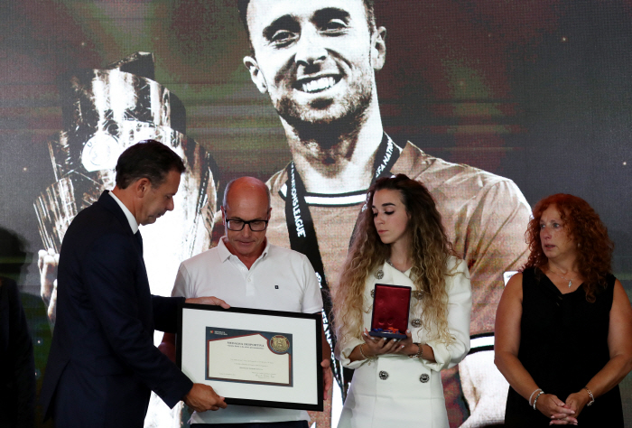 Ronaldo missed the funeral, this time, best friend Neves reveals Jota hugging touching tattoos...No. 21 of the tears hanging on the outside wall of the Portuguese training ground