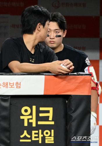 Why are you holding it? Bad hand toward foul ball, Yoon Do-hyun's intention to shoot laser eyes full of worries about senior injury deserved to be scolded. 