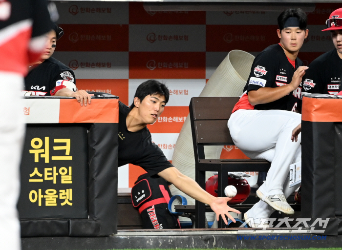 Why are you holding it? Bad hand toward foul ball, Yoon Do-hyun's intention to shoot laser eyes full of worries about senior injury deserved to be scolded.