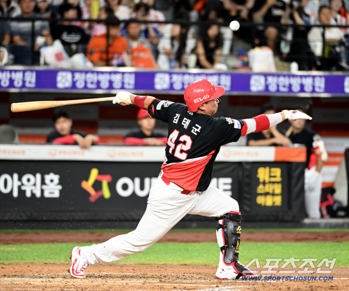 Why are you holding it? Bad hand toward foul ball, Yoon Do-hyun's intention to shoot laser eyes full of worries about senior injury deserved to be scolded.