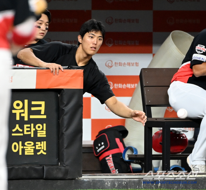 Why are you holding it? Bad hand toward foul ball, Yoon Do-hyun's intention to shoot laser eyes full of worries about senior injury deserved to be scolded.