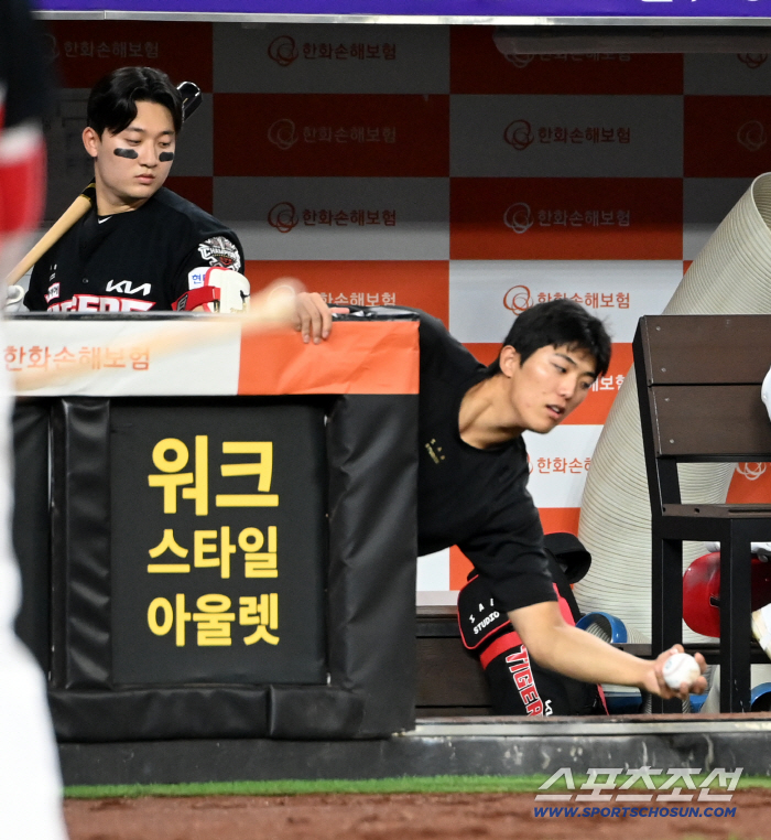 Why are you holding it? Bad hand toward foul ball, Yoon Do-hyun's intention to shoot laser eyes full of worries about senior injury deserved to be scolded.