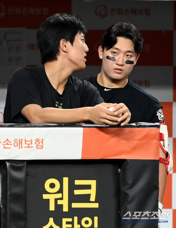 Why are you holding it? Bad hand toward foul ball, Yoon Do-hyun's intention to shoot laser eyes full of worries about senior injury deserved to be scolded.