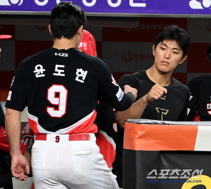 Why are you holding it? Bad hand toward foul ball, Yoon Do-hyun's intention to shoot laser eyes full of worries about senior injury deserved to be scolded.