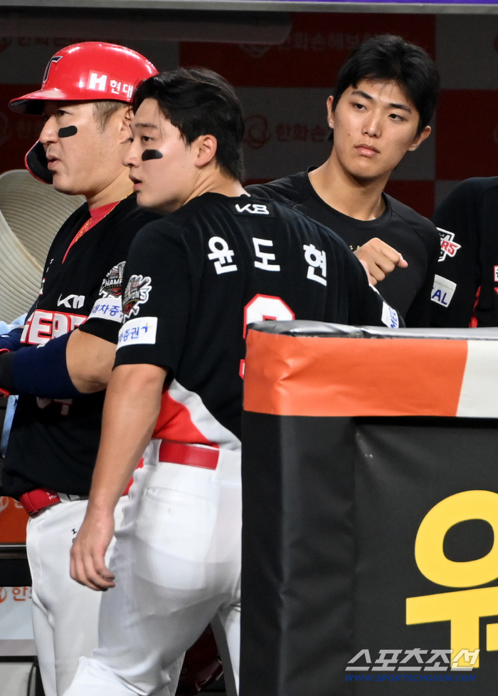 Why are you holding it? Bad hand toward foul ball, Yoon Do-hyun's intention to shoot laser eyes full of worries about senior injury deserved to be scolded.
