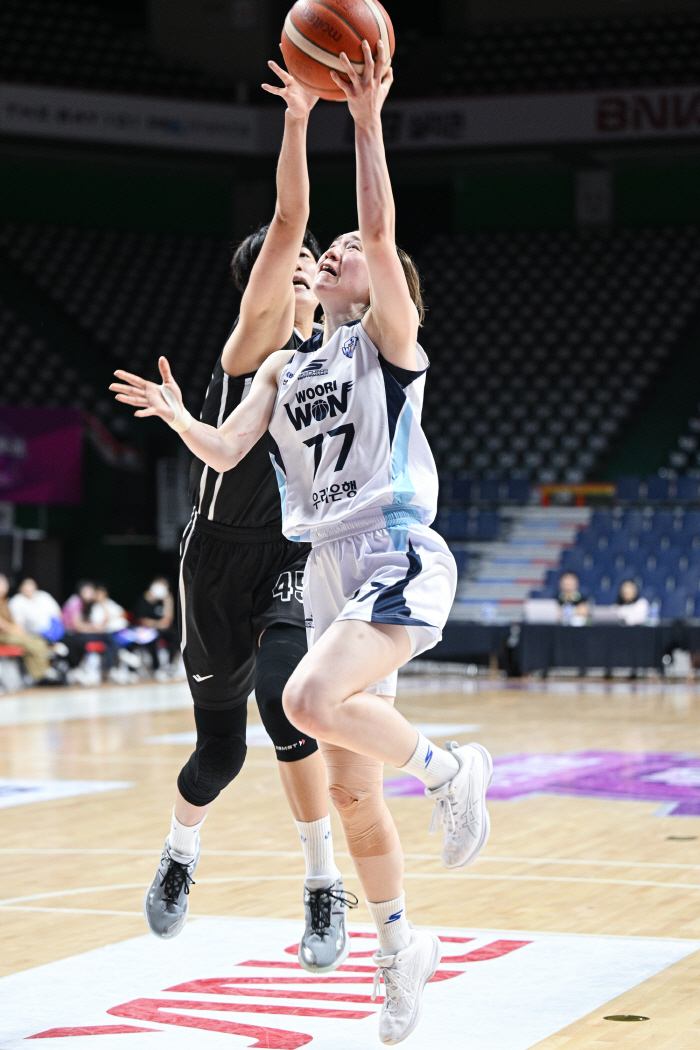 Woori Bank continues its hopes of advancing to the semifinals of the Park Shin-ja Cup by beating Samsung Life Insurance with Nanami, who exploded 35 points