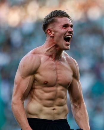 You left her behind and went to Arsenal! Confused by the chant of the breakup of Yokeres → There is nothing to answer for that song...Still a chance of social media follow-up reunion?