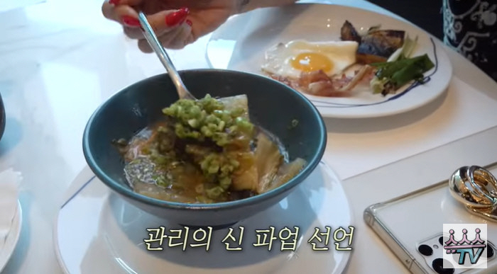 14kg Han Hye-yeon Loses 2kg More to Hotel Buffet as Director of Diet Strike Declaration