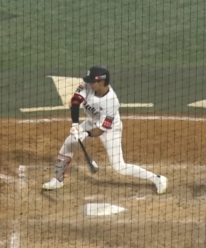 Before Lotte's closing error, the coaches were enthusiastic about reading the fateful check swing video