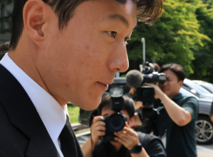 Hwang Ui-jo, who was not forgiven, was also sentenced to probation in prison in the second trial...I'm truly sorry, I'm only focusing on soccer, and the victim is protesting