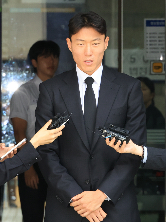 Hwang Ui-jo, who was not forgiven, was also sentenced to probation in prison in the second trial...I'm truly sorry, I'm only focusing on soccer, and the victim is protesting