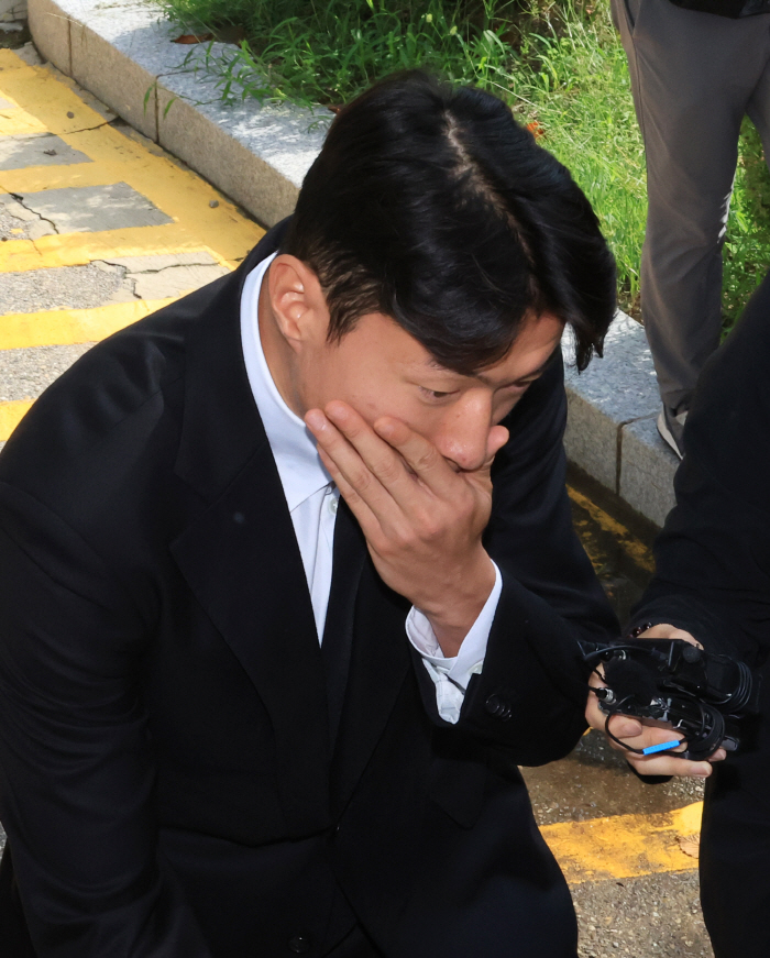 Hwang Ui-jo, who was not forgiven, was also sentenced to probation in prison in the second trial...I'm truly sorry, I'm only focusing on soccer, and the victim is protesting