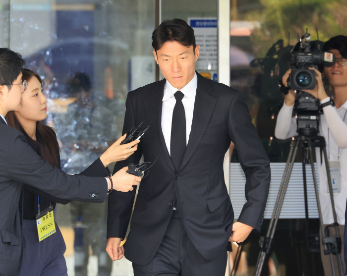 Hwang Ui-jo, who was not forgiven, was also sentenced to probation in prison in the second trial...I'm truly sorry, I'm only focusing on soccer, and the victim is protesting